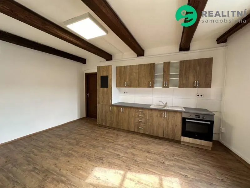 Mutfak; mutfak aletleri, ahşap zemin, doğal ışık, modern stil