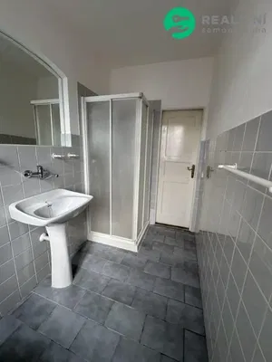 Oturma odası; ahşap zemin, doğal ışık, modern stil