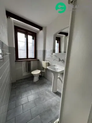 Oturma odası; ahşap zemin, doğal ışık, modern stil