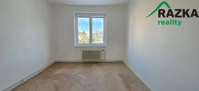 Oturma odası; ahşap zemin, doğal ışık, modern stil
