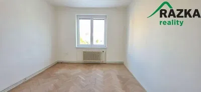 Mutfak; mutfak aletleri, ahşap zemin, doğal ışık, modern stil