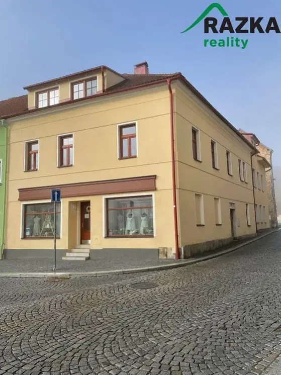 Oturma odası; ahşap zemin, doğal ışık, modern stil