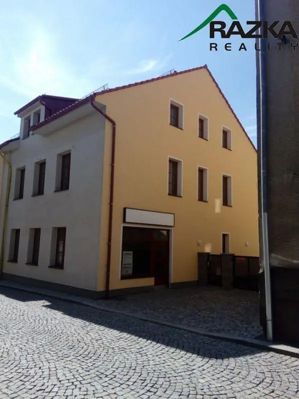 Mutfak; mutfak aletleri, ahşap zemin, doğal ışık, modern stil