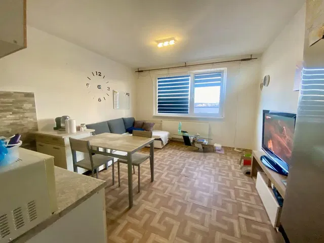 Кухня; кухненски уреди, дървен под, естествена светлина, модерен стил