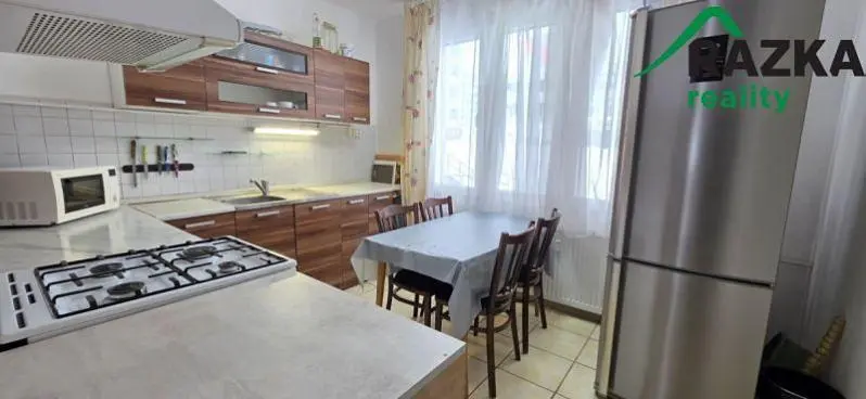 Cozinha; eletrodomésticos, chão de madeira, luz natural, estilo moderno