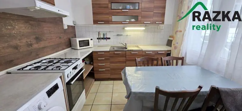 Sala de estar; chão de madeira, luz natural, estilo moderno, teto alto