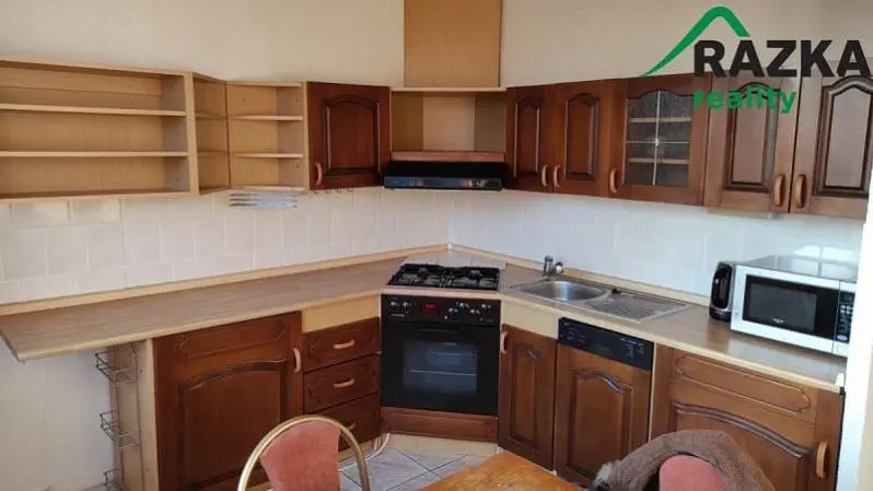 Sala de estar; chão de madeira, luz natural, estilo moderno, teto alto