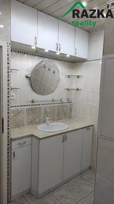 Cozinha; eletrodomésticos, chão de madeira, luz natural, estilo moderno