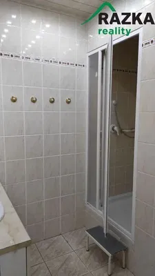 Sala de estar; chão de madeira, luz natural, estilo moderno