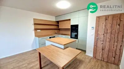 Кухня; кухненски уреди, дървен под, естествена светлина, модерен стил