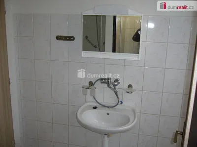 Хол; дървен под, естествена светлина, модерен стил