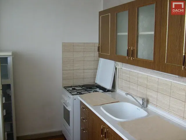 Kuchnia; sprzęt kuchenny, podłoga drewniana, światło dzienne, styl nowoczesny