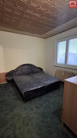 Salon; podłoga drewniana, światło dzienne, styl nowoczesny