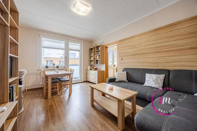 Кухня; кухненски уреди, дървен под, естествена светлина, модерен стил