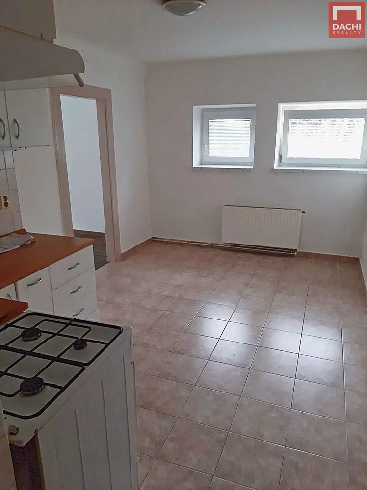 Oturma odası; ahşap zemin, doğal ışık, modern stil