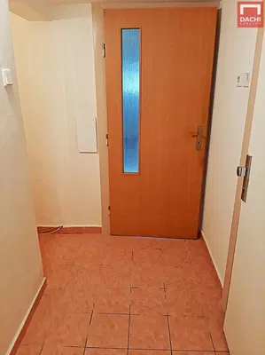 Oturma odası; doğal ışık, ahşap zemin, modern stil