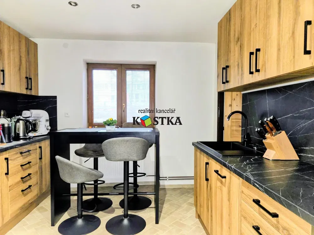 Oturma odası; ahşap zemin, doğal ışık, modern stil, yüksek tavan