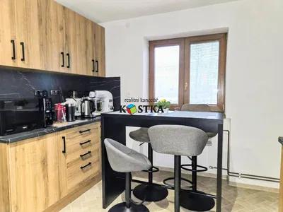 Oturma odası; ahşap zemin, doğal ışık, modern stil