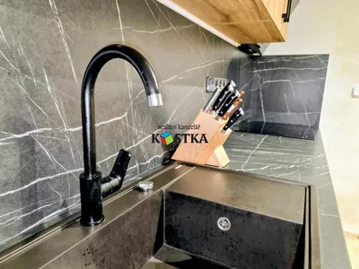 Mutfak; mutfak aletleri, ahşap zemin, doğal ışık, modern stil