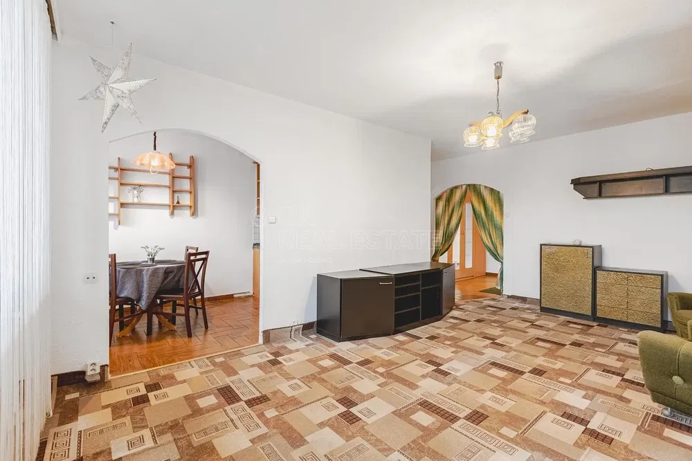 Living room; wood floor, natural light, modern style