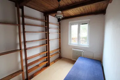 Кухня; кухненски уреди, дървен под, естествена светлина, модерен стил