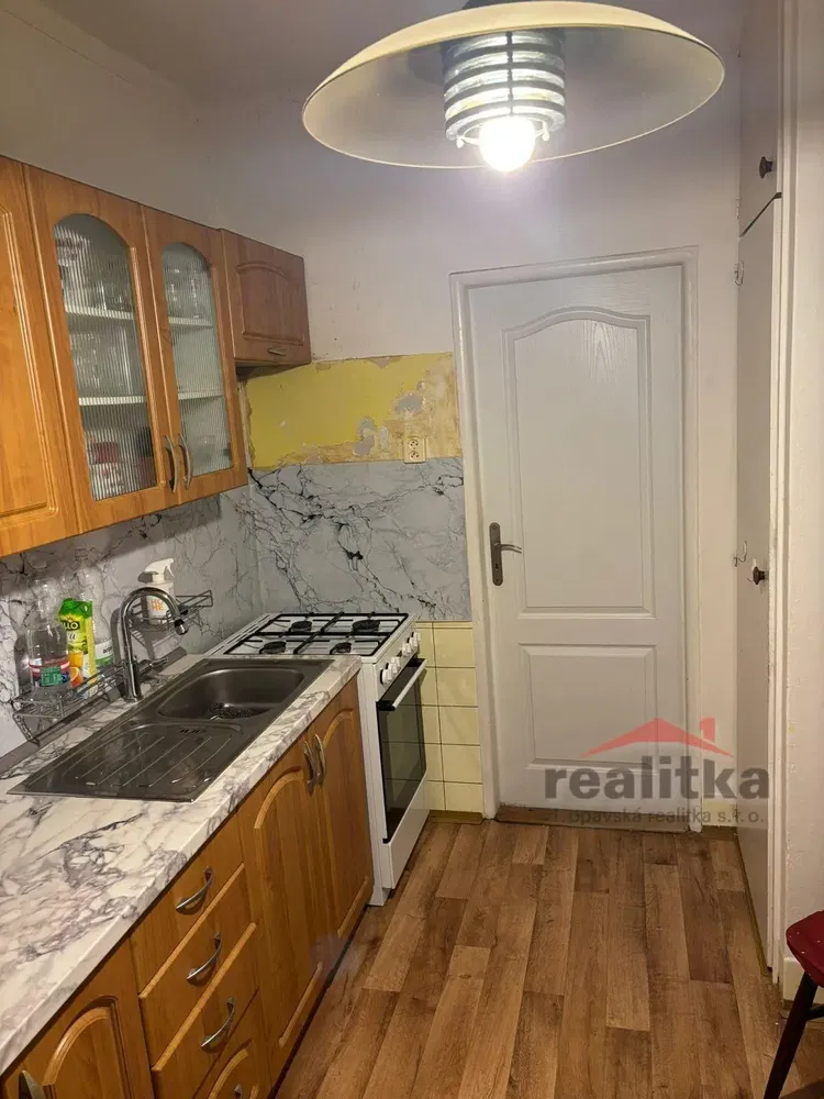 Mutfak; mutfak aletleri, ahşap zemin, doğal ışık, modern stil