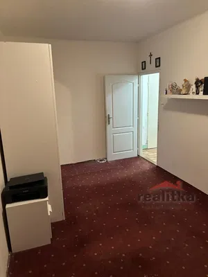 Mutfak; mutfak aletleri, ahşap zemin, doğal ışık, modern stil