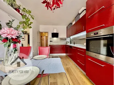 Хол; дървен под, естествена светлина, модерен стил