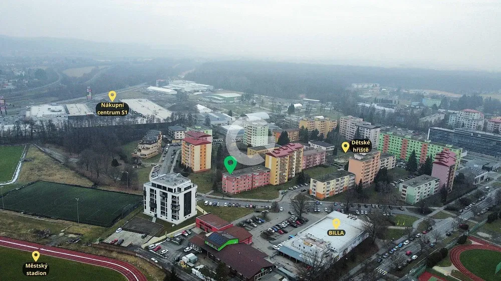 Кухня; кухненски уреди, дървен под, естествена светлина, модерен стил