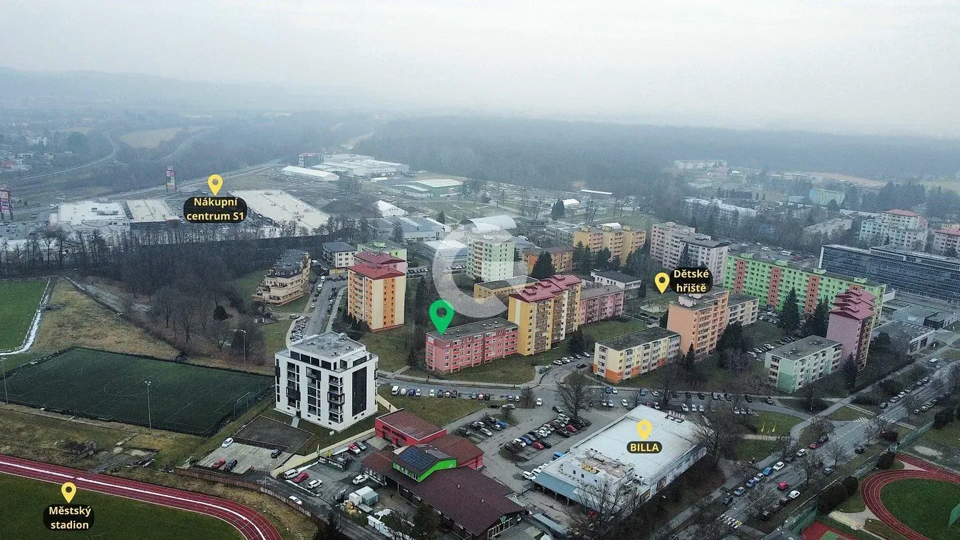 Кухня; кухненски уреди, дървен под, естествена светлина, модерен стил