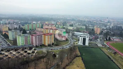 Хол; дървен под, естествена светлина, модерен стил