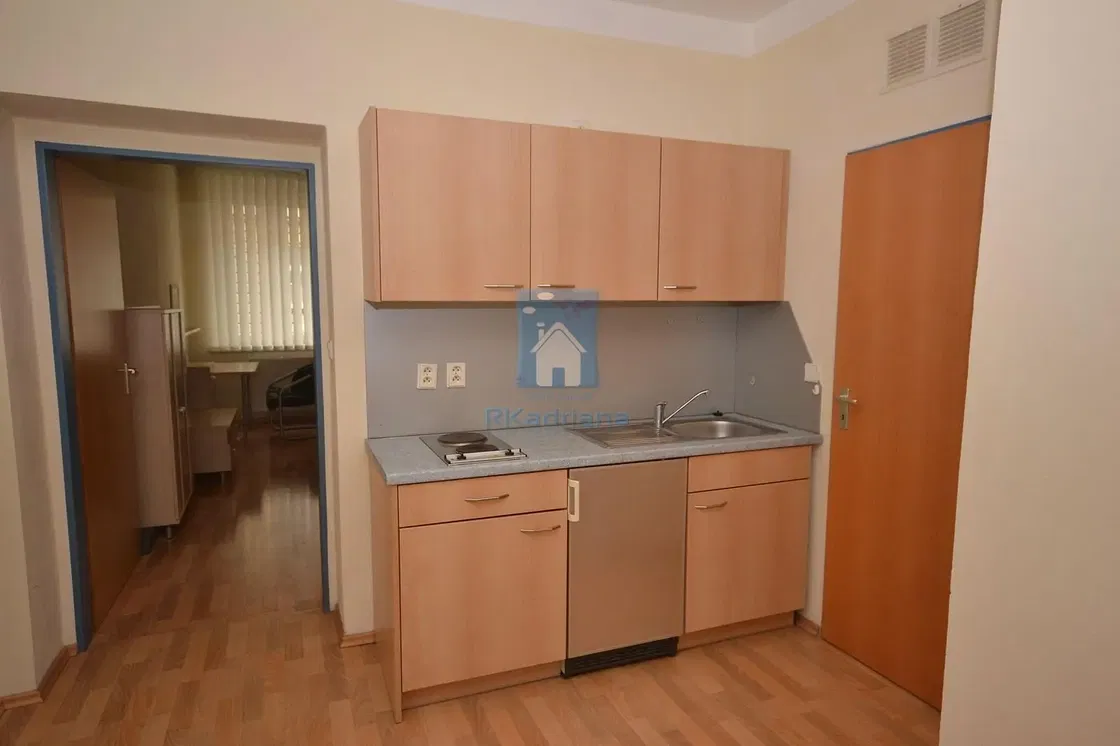 Sala de estar; chão de madeira, luz natural, estilo moderno