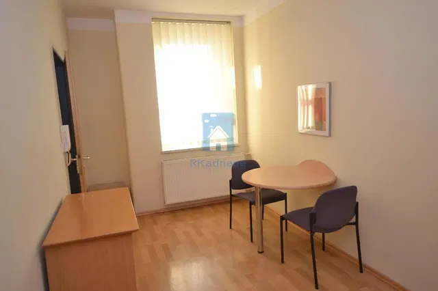 Кухня; кухненски уреди, дървен под, естествена светлина, модерен стил