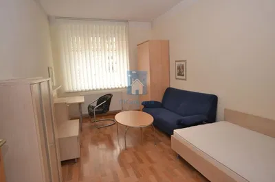 Sala de estar; chão de madeira, luz natural, estilo moderno