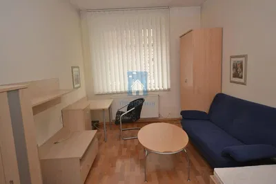 Cozinha; eletrodomésticos, chão de madeira, luz natural, estilo moderno