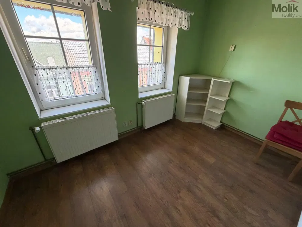 Obývací pokoj; dřevěná podlaha, přirozené světlo, moderní styl