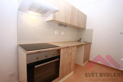 Кухня; кухненски уреди, дървен под, естествена светлина, модерен стил