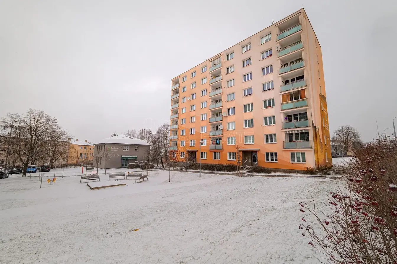 Dnevna soba; drveni pod, prirodno svjetlo, moderni stil