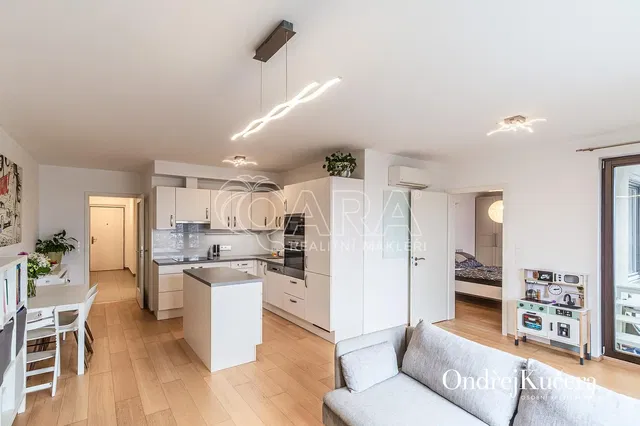 Sala de estar; chão de madeira, luz natural, estilo moderno