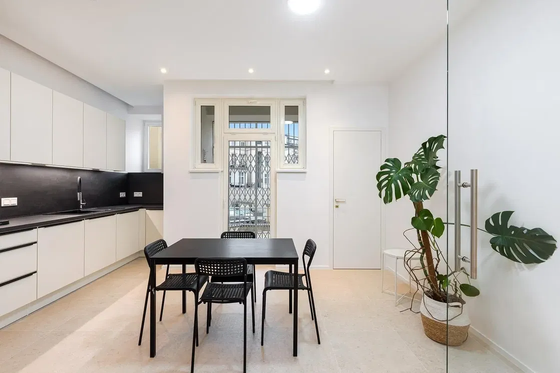 Кухня; кухненски уреди, дървен под, естествена светлина, модерен стил