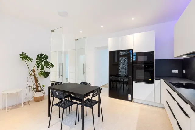 Living room; wood floor, natural light, modern style