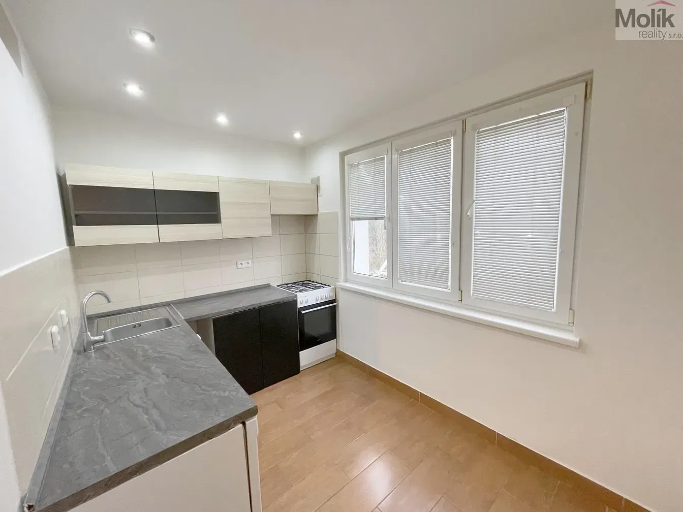 Oturma odası; ahşap zemin, doğal ışık, modern stil