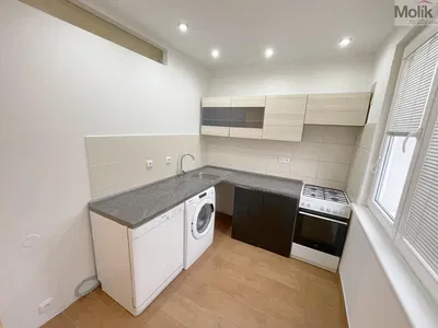 Mutfak; mutfak aletleri, fayans zemin, doğal ışık, modern stil