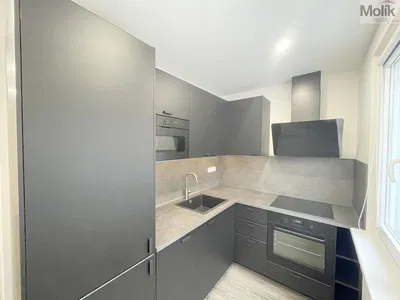 Oturma odası; ahşap zemin, doğal ışık, modern stil