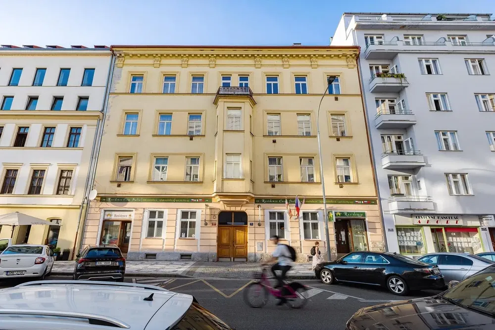 Кухня; кухненски уреди, дървен под, естествена светлина, модерен стил