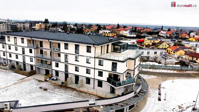 Хол; дървен под, естествена светлина, модерен стил