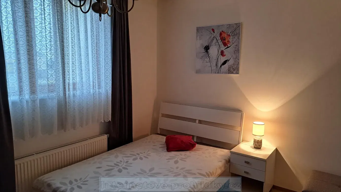 Кухня; кухненски уреди, дървен под, естествена светлина, модерен стил