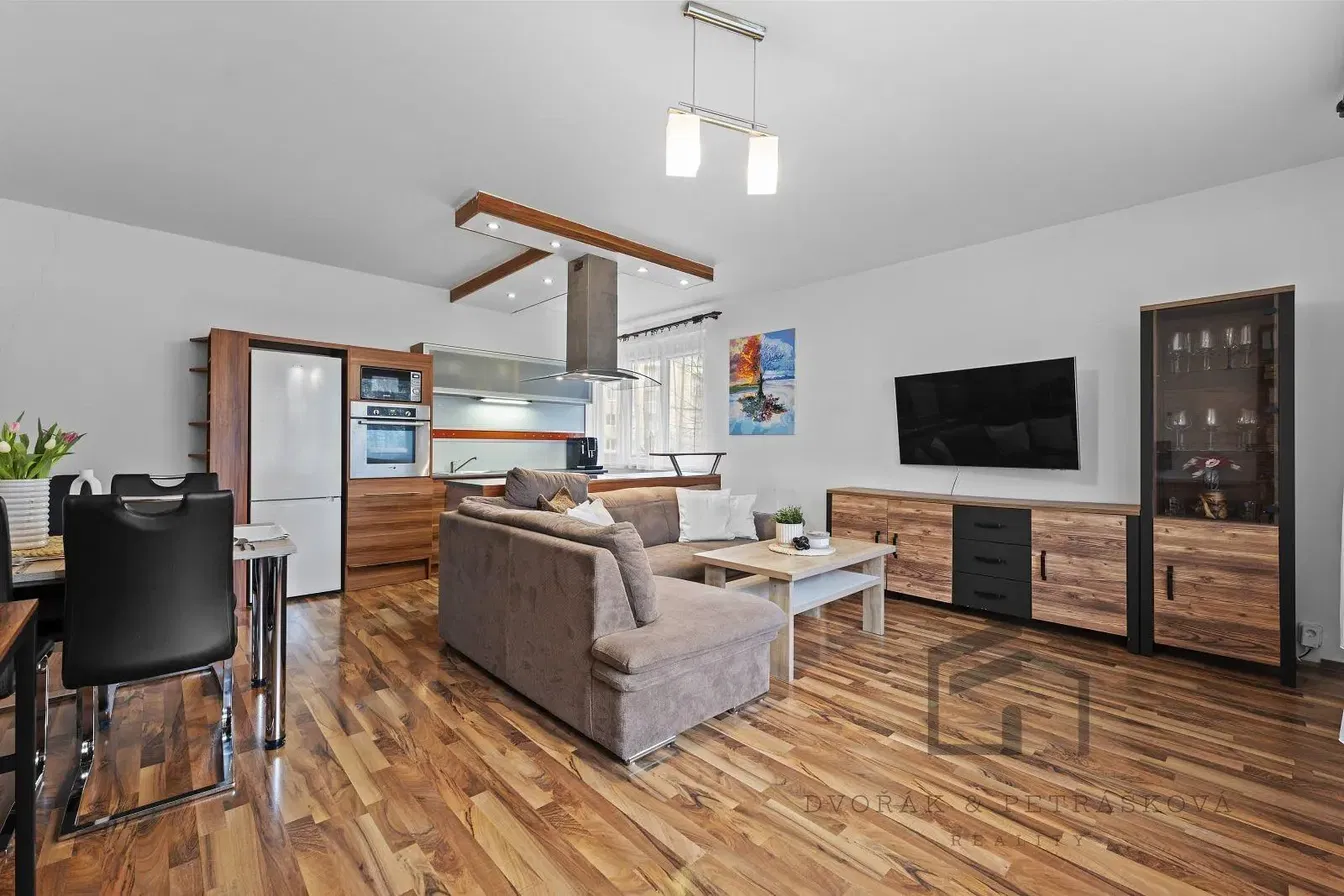 Кухня; кухненски уреди, дървен под, естествена светлина, модерен стил