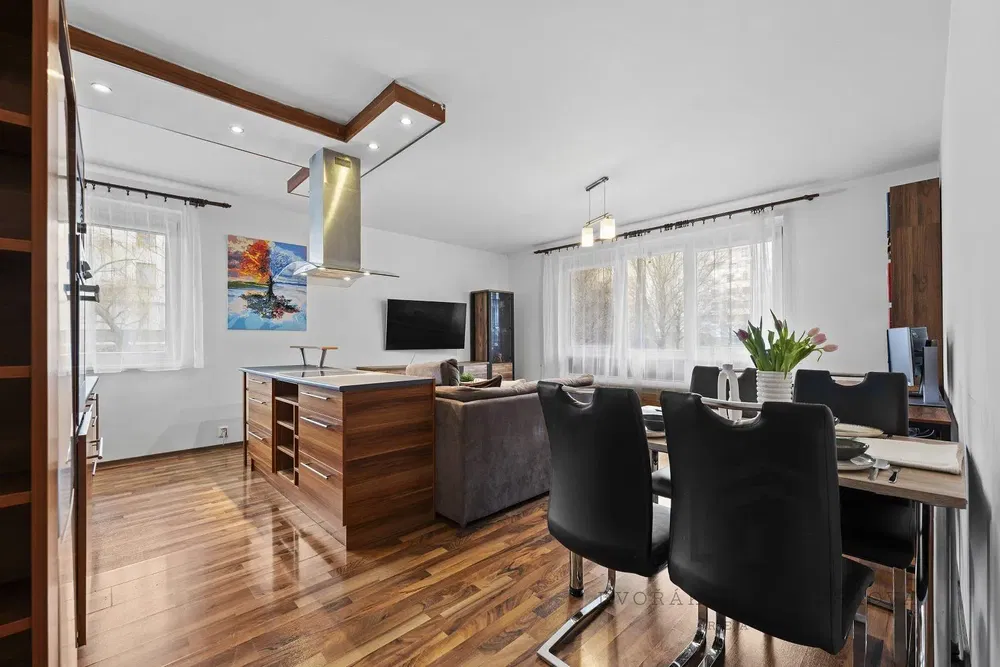 Кухня; кухненски уреди, дървен под, естествена светлина, модерен стил