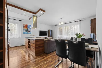 Кухня; кухненски уреди, дървен под, естествена светлина, модерен стил